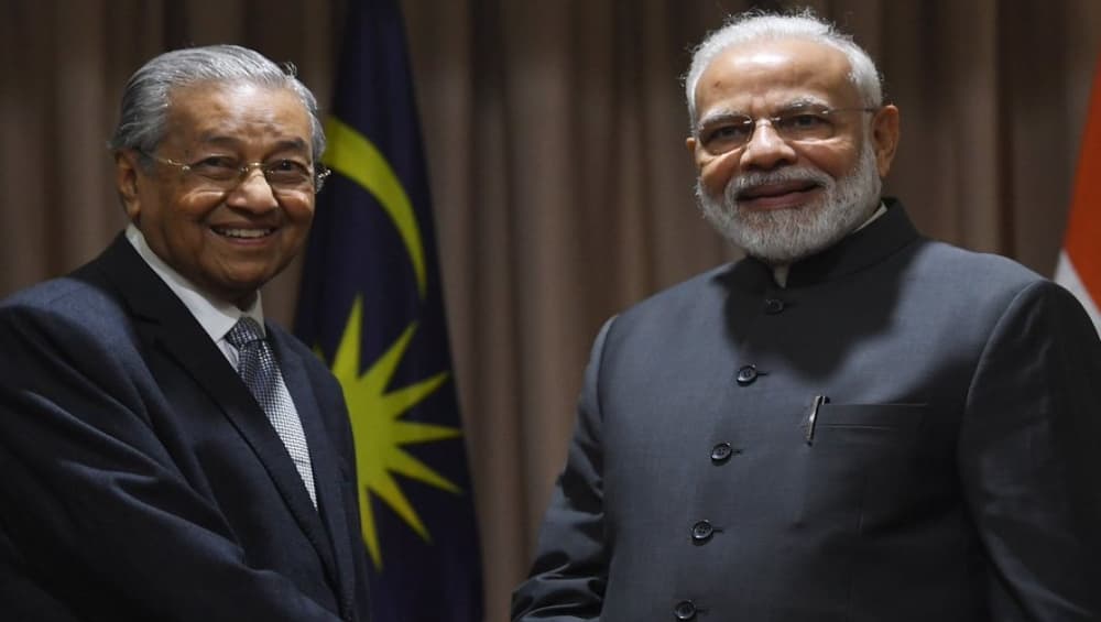 प्रधानमंत्री नरेंद्र मोदी ने मलेशिया के पीएम महातिर मोहम्मद से कश्मीर मुद्दे पर की बातचीत, जाकिर नाइक के प्रत्यर्पण का उठाया मामला प्रधानमंत्री नरेंद्र मोदी ने मलेशिया के पीएम महातिर मोहम्मद से कश्मीर मुद्दे पर की बातचीत, जाकिर नाइक के प्रत्यर्पण का उठाया मामला
