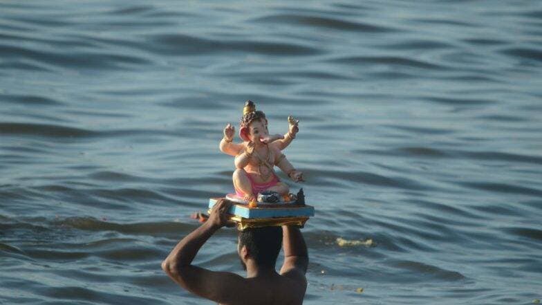 Ganpati Visarjan 2019: जल में क्यों किया जाता है गणपति बाप्पा का विसर्जन, जानिए इससे जुड़ी पौराणिक मान्यता Ganpati Visarjan 2019: जल में क्यों किया जाता है गणपति बाप्पा का विसर्जन, जानिए इससे जुड़ी पौराणिक मान्यता