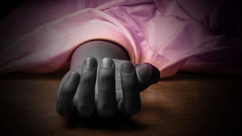 उत्तर प्रदेश: गरीबी से तंग आकर पिता ने 20 दिन की जुड़वां बेटियों को फेंका तालाब में, मामला दर्ज उत्तर प्रदेश: गरीबी से तंग आकर पिता ने 20 दिन की जुड़वां बेटियों को फेंका तालाब में, मामला दर्ज