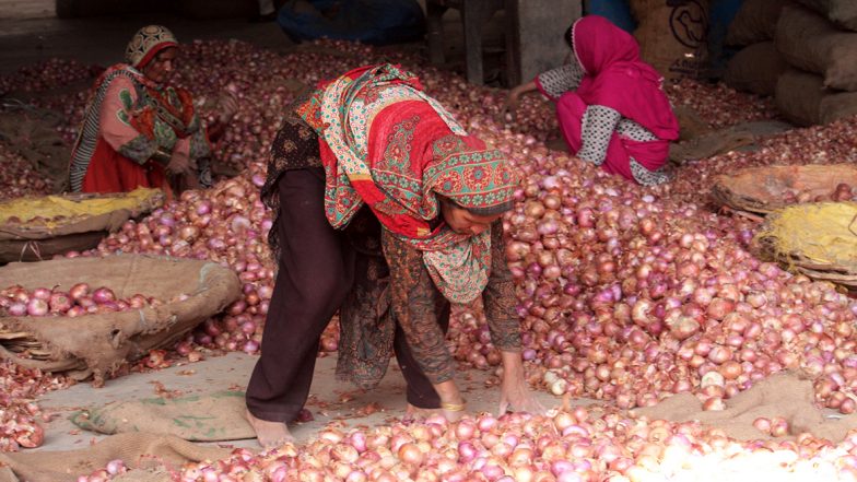 देश को रुलाने लगी फिर से प्याज, मुंबई-दिल्ली में 70-80 रुपये किलो पहुंची कीमत