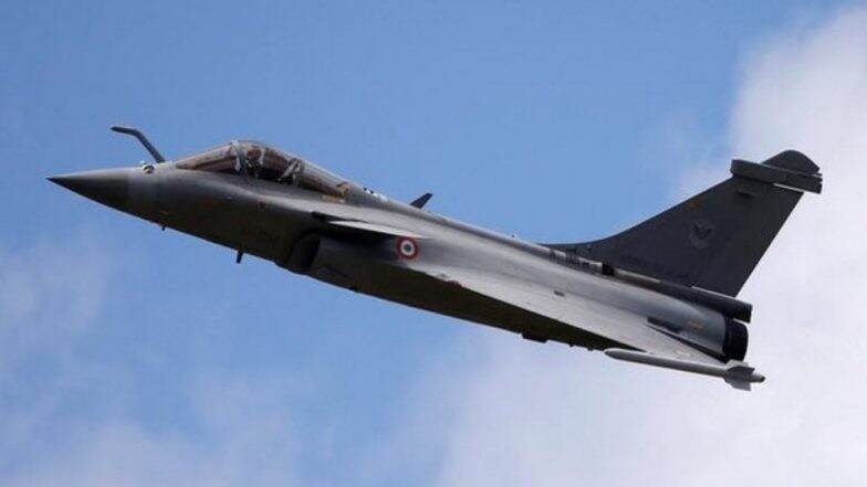 दुश्मनों की अब खैर नहीं, भारतीय वायुसेना को फ्रांस से मिला पहला राफेल विमान, IAF की ताकत हुई दोगुनी दुश्मनों की अब खैर नहीं, भारतीय वायुसेना को फ्रांस से मिला पहला राफेल विमान, IAF की ताकत हुई दोगुनी