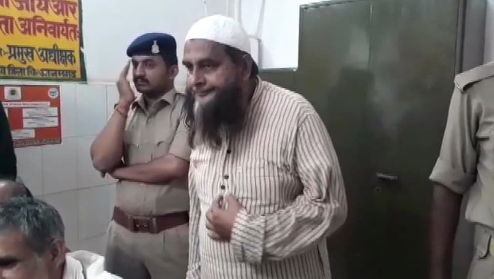 गुजरात पुलिस ने प्रतिबंधित संगठन SIMI का पूर्व राष्ट्रीय अध्यक्ष शाहिद बद्र को आजमगढ़ से किया गिरफ्तार गुजरात पुलिस ने प्रतिबंधित संगठन SIMI का पूर्व राष्ट्रीय अध्यक्ष शाहिद बद्र को आजमगढ़ से किया गिरफ्तार