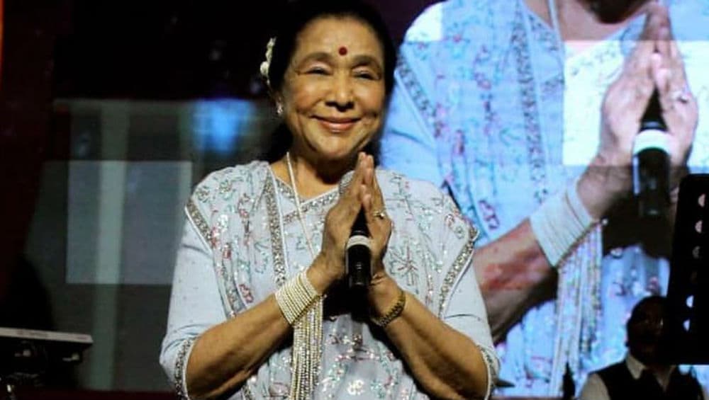 जन्मदिन विशेष: दर्शकों के दिलों में आज भी बसे हैं आशा भोसले के ये हसीन नगमे, देखें Video Songs जन्मदिन विशेष: दर्शकों के दिलों में आज भी बसे हैं आशा भोसले के ये हसीन नगमे, देखें Video Songs