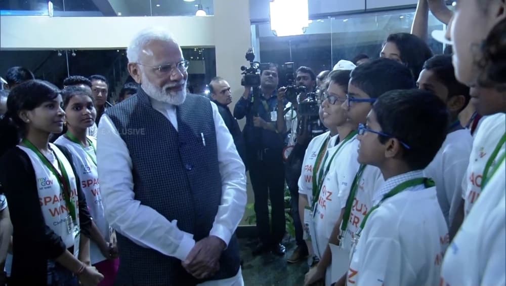 चंद्रयान -2 मिशन असफल होने के बीच प्रधानमंत्री नरेंद्र मोदी ने छात्रों को किया प्रोत्साहित, कहा- एक-दूसरे से बहुत कुछ सीखें चंद्रयान -2 मिशन असफल होने के बीच प्रधानमंत्री नरेंद्र मोदी ने छात्रों को किया प्रोत्साहित, कहा- एक-दूसरे से बहुत कुछ सीखें
