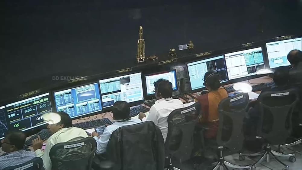 चंद्रयान-2 मिशन को ट्रोल करने पर भारतीयों ने पाकिस्तानी ट्विटर यूजर्स को लगाई लताड़ चंद्रयान-2 मिशन को ट्रोल करने पर भारतीयों ने पाकिस्तानी ट्विटर यूजर्स को लगाई लताड़
