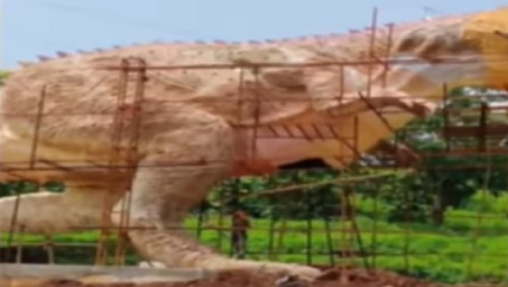 गुजरात: स्टैच्यू ऑफ यूनिटी के पास बनी 30 फीट लंबी डायनासोर की मूर्ति ढही, देखें वीडियो गुजरात: स्टैच्यू ऑफ यूनिटी के पास बनी 30 फीट लंबी डायनासोर की मूर्ति ढही, देखें वीडियो