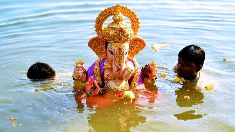 Ganpati Visarjan 2019: आज उत्तर पूजा के बाद होगा भगवान गणेश का विसर्जन, जानिए शुभ मुहूर्त Ganpati Visarjan 2019: आज उत्तर पूजा के बाद होगा भगवान गणेश का विसर्जन, जानिए शुभ मुहूर्त