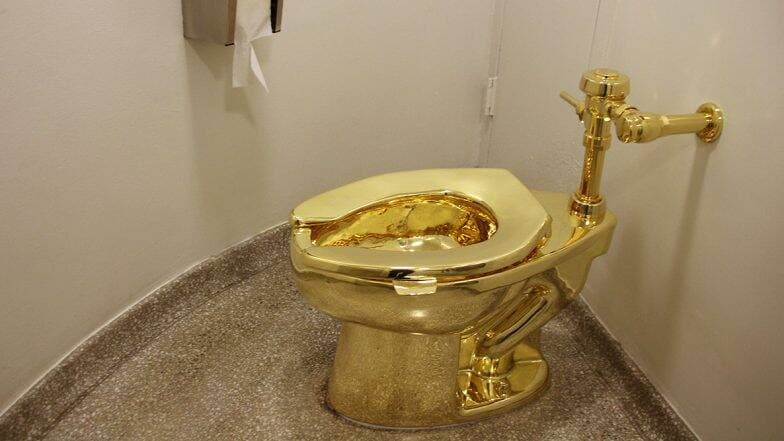 ब्रिटेन: ब्लेनहेम पैलेस से चोरी हुआ करोड़ों का Golden Toilet, अमेरिका के नाम से दुनिया भर में मशहूर था यह सोने का शौचालय ब्रिटेन: ब्लेनहेम पैलेस से चोरी हुआ करोड़ों का Golden Toilet, अमेरिका के नाम से दुनिया भर में मशहूर था यह सोने का शौचालय
