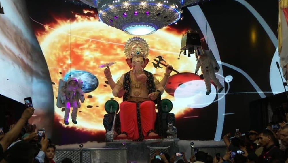 Lalbaugcha Raja 2019 Mukh Darshan LIVE Streaming Day 10: गणेशोत्सव के 10वें दिन मन्नतों के राजा की आरती और मुख दर्शन का मौका न गवाएं, देखें लालबागचा राजा गणेश पंडाल से लाइव टेलीकास्ट Lalbaugcha Raja 2019 Mukh Darshan LIVE Streaming Day 10: गणेशोत्सव के 10वें दिन मन्नतों के राजा की आरती और मुख दर्शन का मौका न गवाएं, देखें लालबागचा राजा गणेश पंडाल से लाइव टेलीकास्ट
