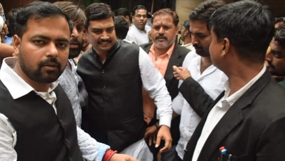 बीएसपी सांसद अतुल राय पर बलात्कार का मुकदमा दर्ज कराने वाली पीड़िता ने लगाए धमकी देने के आरोप बीएसपी सांसद अतुल राय पर बलात्कार का मुकदमा दर्ज कराने वाली पीड़िता ने लगाए धमकी देने के आरोप