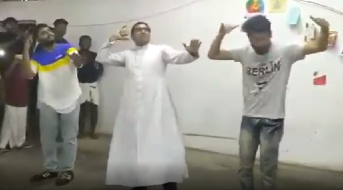 दिल्ली: चर्च के पादरी ने फिल्मी गाने पर जमकर लगाए ठुमके, देखें वायरल वीडियो दिल्ली: चर्च के पादरी ने फिल्मी गाने पर जमकर लगाए ठुमके, देखें वायरल वीडियो