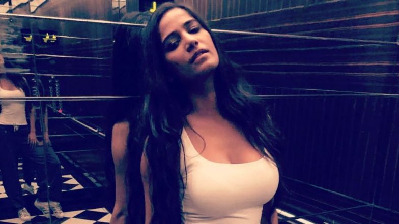 पूनम पांडे ने शेयर की अपनी टॉपलेस फोटो, पूछा दोनों Boobs में से कौन सा है बड़ा, लोगों ने दिए ऐसे जवाब
