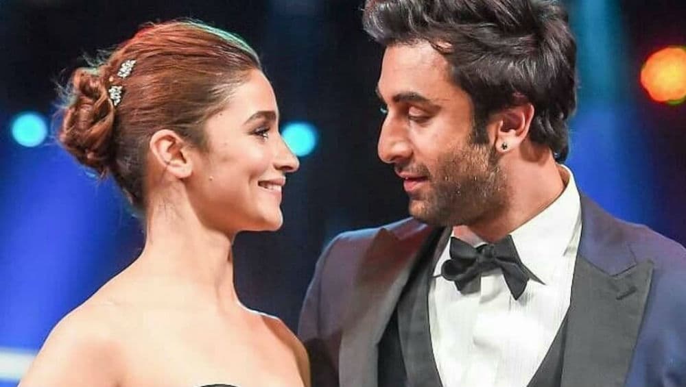 IIFA AWARDS 2019 WINNERS: रणबीर कपूर की गैरमौजूदगी में गर्लफ्रेंड आलिया भट्ट ने थामा उनका अवॉर्ड IIFA AWARDS 2019 WINNERS: रणबीर कपूर की गैरमौजूदगी में गर्लफ्रेंड आलिया भट्ट ने थामा उनका अवॉर्ड