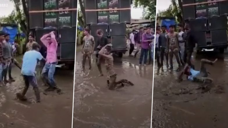 कीचड़ से भरी सड़क पर इस शख्स ने लोटकर किया नागिन डांस, वीडियो देखकर नहीं रोक पाएंगे अपनी हंसी