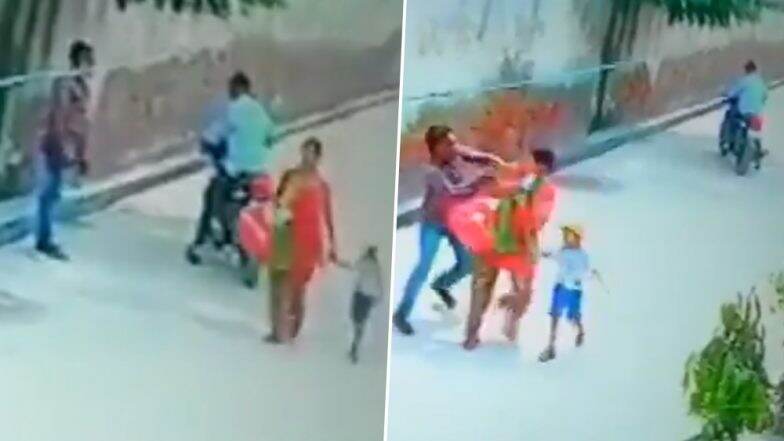 दिल्ली: छावला इलाके में दो मोटरसाइकिल सवार महिला की चेन छीनकर फरार, देखें वीडियो दिल्ली: छावला इलाके में दो मोटरसाइकिल सवार महिला की चेन छीनकर फरार, देखें वीडियो