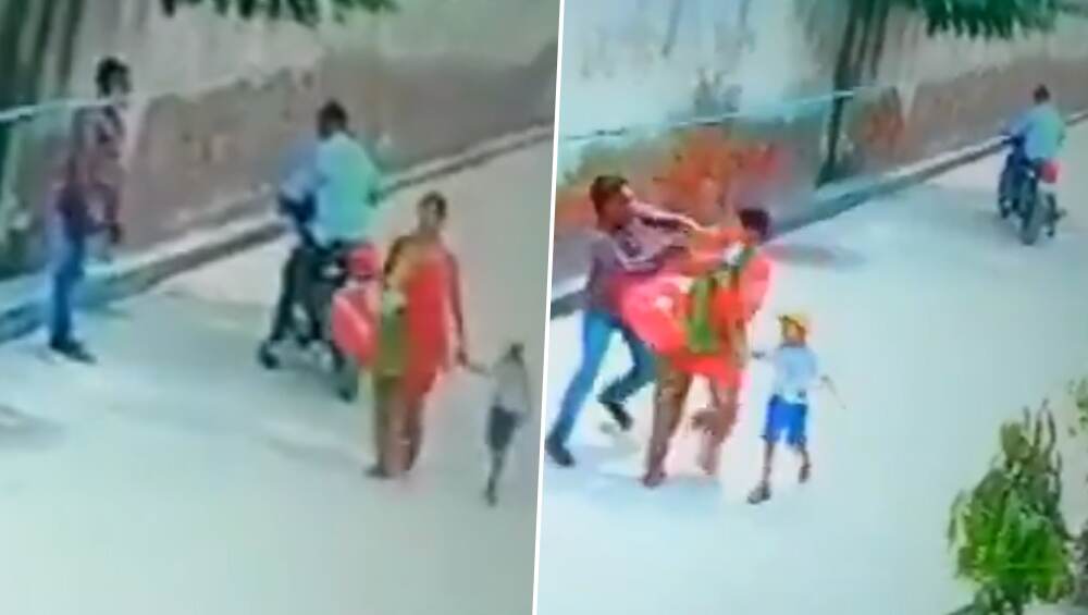दिल्ली: छावला इलाके में दो मोटरसाइकिल सवार महिला की चेन छीनकर फरार, देखें वीडियो दिल्ली: छावला इलाके में दो मोटरसाइकिल सवार महिला की चेन छीनकर फरार, देखें वीडियो