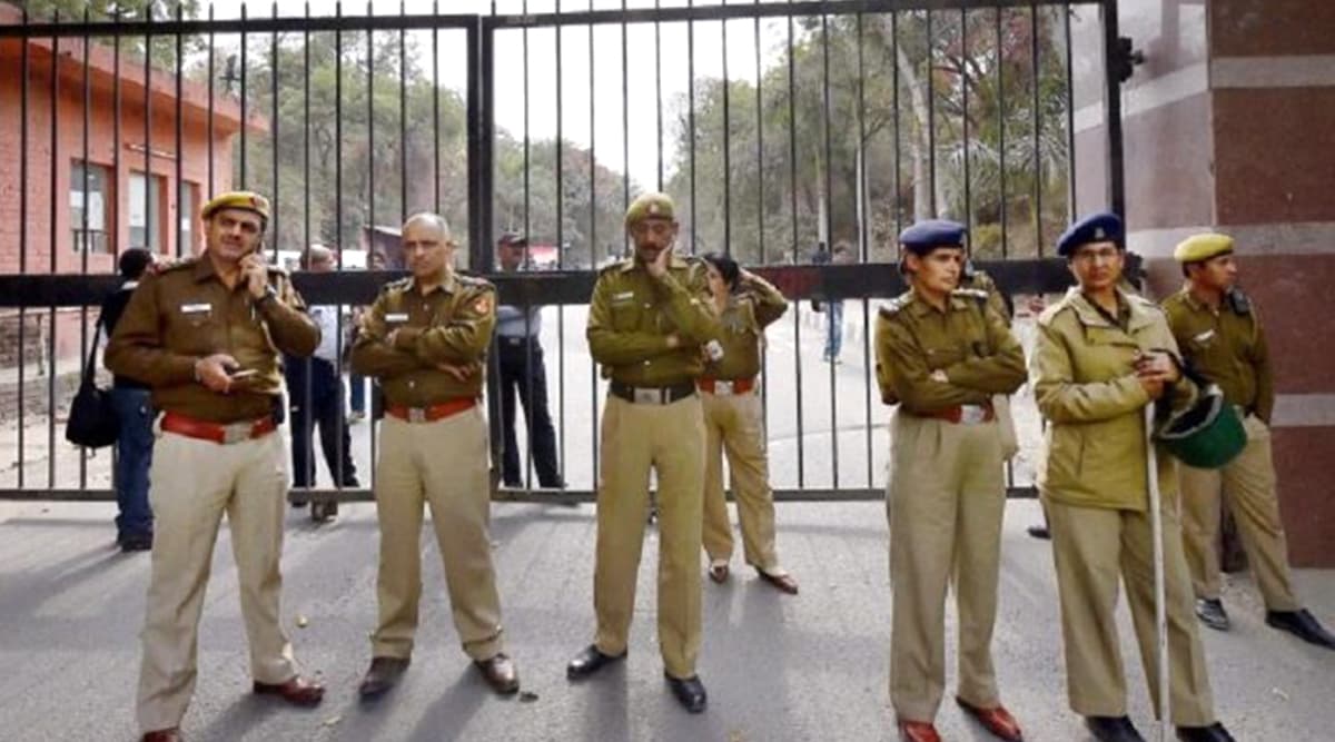 दिल्ली में आतंकी हमले का खतरा, खुफिया एजेंसियों ने जारी किया अलर्ट, पुलिस ने कई जगहों पर की छापेमारी दिल्ली में आतंकी हमले का खतरा, खुफिया एजेंसियों ने जारी किया अलर्ट, पुलिस ने कई जगहों पर की छापेमारी