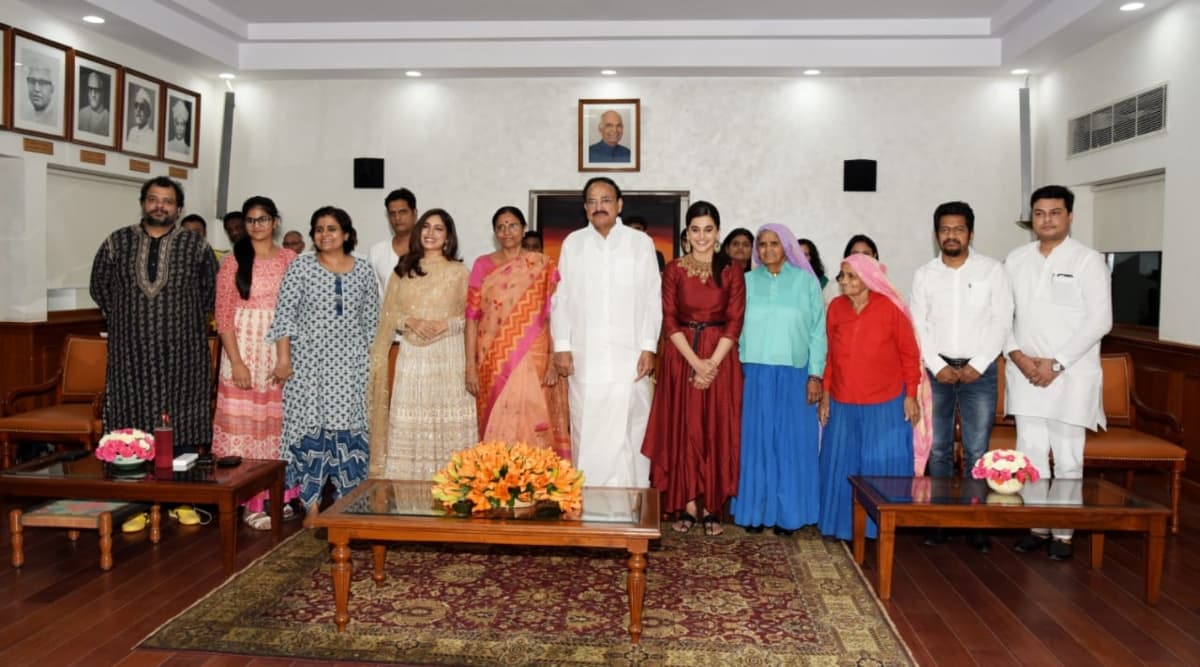 उपराष्ट्रपति वेंकैया नायडू ने परिवार संग देखी तापसी पन्नू-भूमि पेडनेकर की फिल्म 'सांड की आंख' उपराष्ट्रपति वेंकैया नायडू ने परिवार संग देखी तापसी पन्नू-भूमि पेडनेकर की फिल्म 'सांड की आंख'