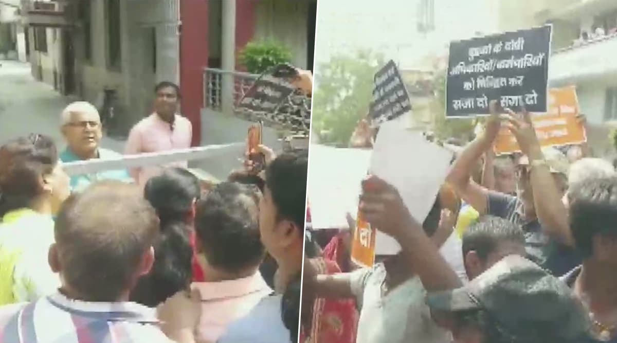बिहार: जलभराव को लेकर डिप्टी सीएम सुशील मोदी पर फूटा लोगों का गुस्सा, घर के बाहर के किया विरोध प्रदर्शन बिहार: जलभराव को लेकर डिप्टी सीएम सुशील मोदी पर फूटा लोगों का गुस्सा, घर के बाहर के किया विरोध प्रदर्शन