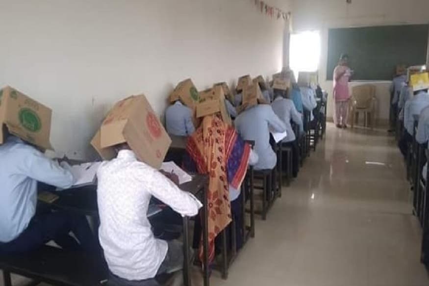 कर्नाटक: कॉलेज ने नकल रोकने के लिए अपनाया अजीबोगरीब तरीका, बॉक्स पहनाकर छात्रों से दिलवाया एग्जाम