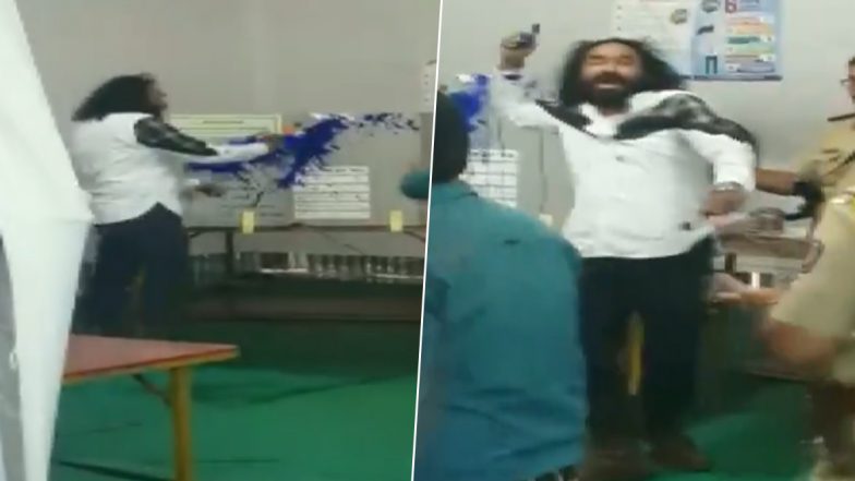 महाराष्ट्र विधानसभा चुनाव 2019: ठाणे में बीएसपी नेता सुनील खांबे ने मतदान केंद्र पर मचाया हंगामा, EVM मुर्दाबाद के लगाए नारे- फेंकी स्याही