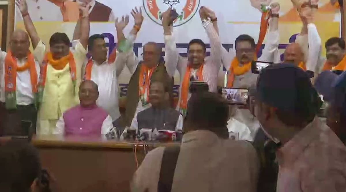 झारखंड विधानसभा चुनाव 2019: सीएम रघुवर दास ने कांग्रेस और JMM में लगाई सेंध, बीजेपी में शामिल हुए 6 विधायक झारखंड विधानसभा चुनाव 2019: सीएम रघुवर दास ने कांग्रेस और JMM में लगाई सेंध, बीजेपी में शामिल हुए 6 विधायक