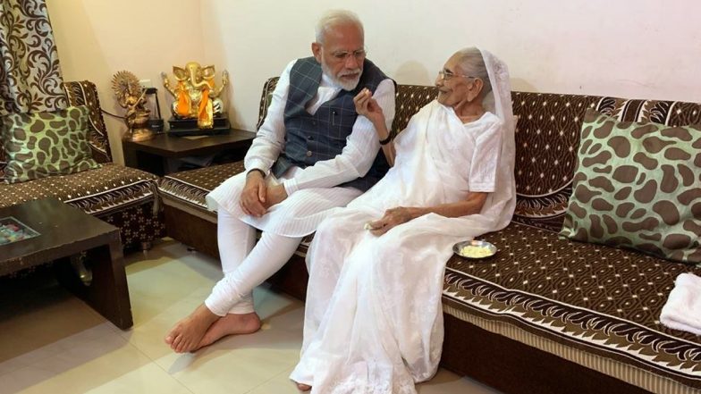 प्रधानमंत्री नरेंद्र मोदी पहुंचे गुजरात, गांधीनगर में अपनी मां हीरा बा से मुलाकात की