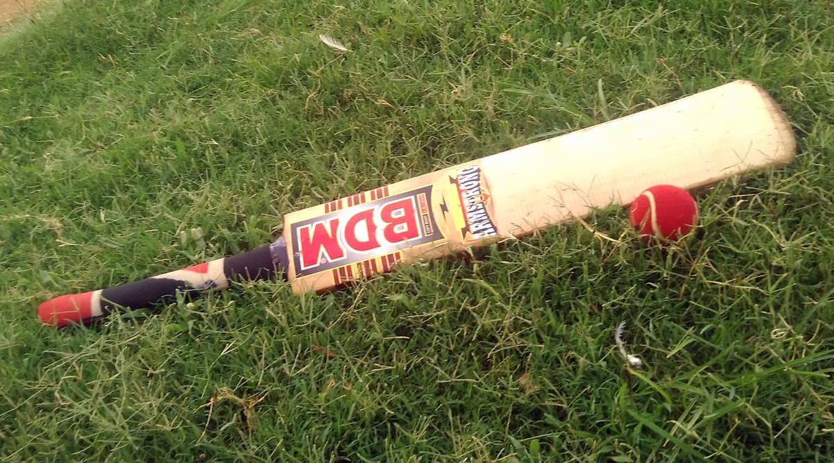 KPL Match fixing: बेंगलुरु ब्लास्टर्स के बल्लेबाज एम विश्वनाथम और गेंदबाजी कोच वीनू प्रसाद पाए गए मैच फिक्सिंग के दोषी, हुए गिरफ्तार KPL Match fixing: बेंगलुरु ब्लास्टर्स के बल्लेबाज एम विश्वनाथम और गेंदबाजी कोच वीनू प्रसाद पाए गए मैच फिक्सिंग के दोषी, हुए गिरफ्तार