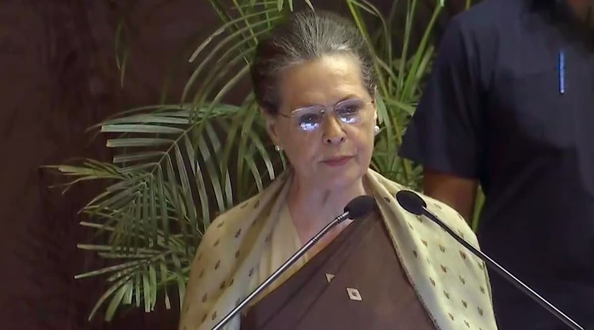 सोनिया गांधी का मोदी सरकार पर हमला, कहा- समाज में बढ़ रही है असहिष्णुता और हिंसा सोनिया गांधी का मोदी सरकार पर हमला, कहा- समाज में बढ़ रही है असहिष्णुता और हिंसा