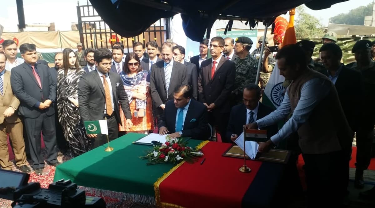 भारत और पाकिस्तान ने करतारपुर कॉरिडोर समझौते पर किए हस्ताक्षर, भारतीय श्रद्धालुओं को तीर्थस्थल यात्रा के लिए मिलेगी अनुमति भारत और पाकिस्तान ने करतारपुर कॉरिडोर समझौते पर किए हस्ताक्षर, भारतीय श्रद्धालुओं को तीर्थस्थल यात्रा के लिए मिलेगी अनुमति
