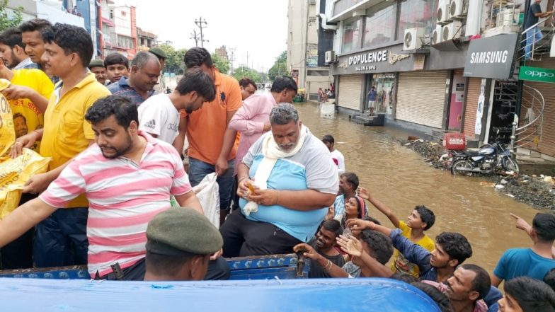 पटना के जलजमाव वाले इलाके में लगातार चौथे दिन मदद के लिए पहुंचे पूर्व सांसद पप्पू यादव