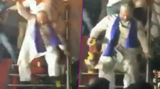 महाराष्ट्र विधानसभा चुनाव 2019: असदुद्दीन ओवैसी औरंगाबाद में रैली के बाद मस्ती के मूड में दिखे, 'मियां भाई' गाने पर किया डांस, देखें वायरल वीडियो महाराष्ट्र विधानसभा चुनाव 2019: असदुद्दीन ओवैसी औरंगाबाद में रैली के बाद मस्ती के मूड में दिखे, 'मियां भाई' गाने पर किया डांस, देखें वायरल वीडियो