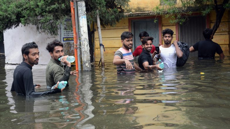 पटना में जलजमाव: घर में 'कैद' बच्चे ने खिड़की के नीचे से गुजर रहे बचाव दल से कहा- 'अंकल, प्लीज! खाना न सही, पानी तो भेजवा दीजिए'
