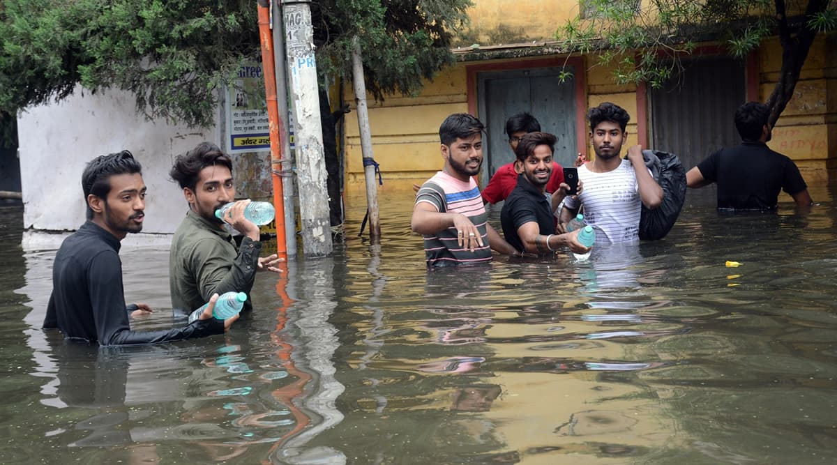 पटना में जलजमाव: घर में 'कैद' बच्चे ने खिड़की के नीचे से गुजर रहे बचाव दल से कहा- 'अंकल, प्लीज! खाना न सही, पानी तो भेजवा दीजिए'
