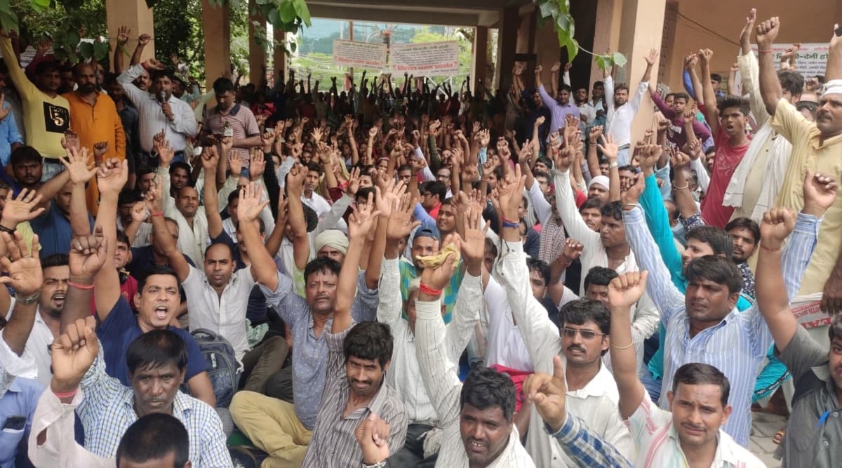 ST कोटे की नौकरियां हड़पने के लिए उत्तर प्रदेश में हजारों ने बदली अपनी जाति, कई मामले आए सामने ST कोटे की नौकरियां हड़पने के लिए उत्तर प्रदेश में हजारों ने बदली अपनी जाति, कई मामले आए सामने