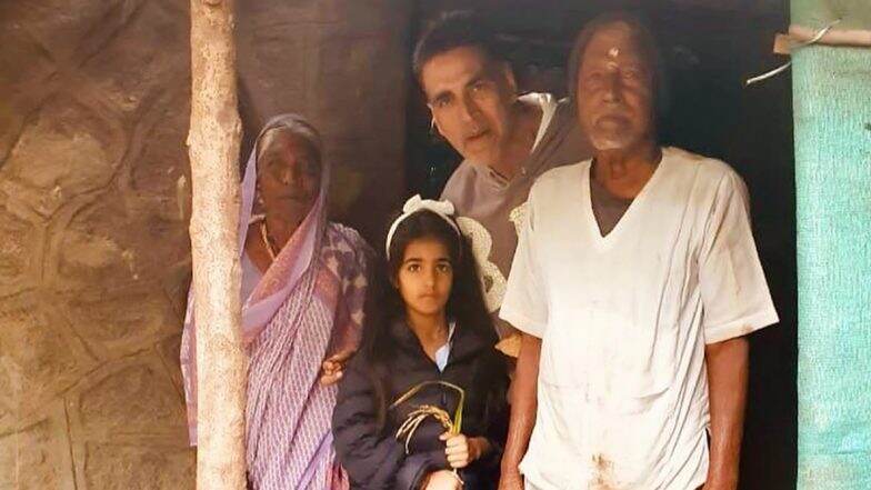 अक्षय कुमार ने बेटी नितारा के साथ बूढ़े कपल की झोपड़ी में खाया खाना, फोटो शेयर करके कह दी बड़ी बात अक्षय कुमार ने बेटी नितारा के साथ बूढ़े कपल की झोपड़ी में खाया खाना, फोटो शेयर करके कह दी बड़ी बात
