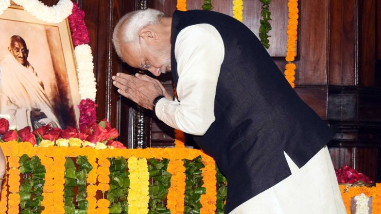 PM नरेंद्र मोदी ने अहमदाबाद के साबरमती आश्रम में महात्मा गांधी को पुष्पांजलि अर्पित की