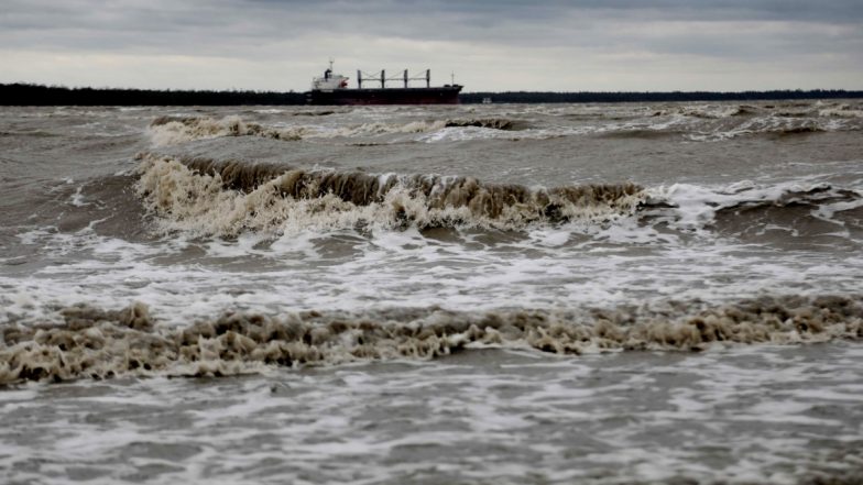 Cyclone Nisarga Dos and Don'ts: महाराष्ट्र और गुजरात में तूफान मचा सकता है तबाही, मुख्यमंत्री उद्धव ठाकरे ने इससे बचने के लिए दिए TIPS