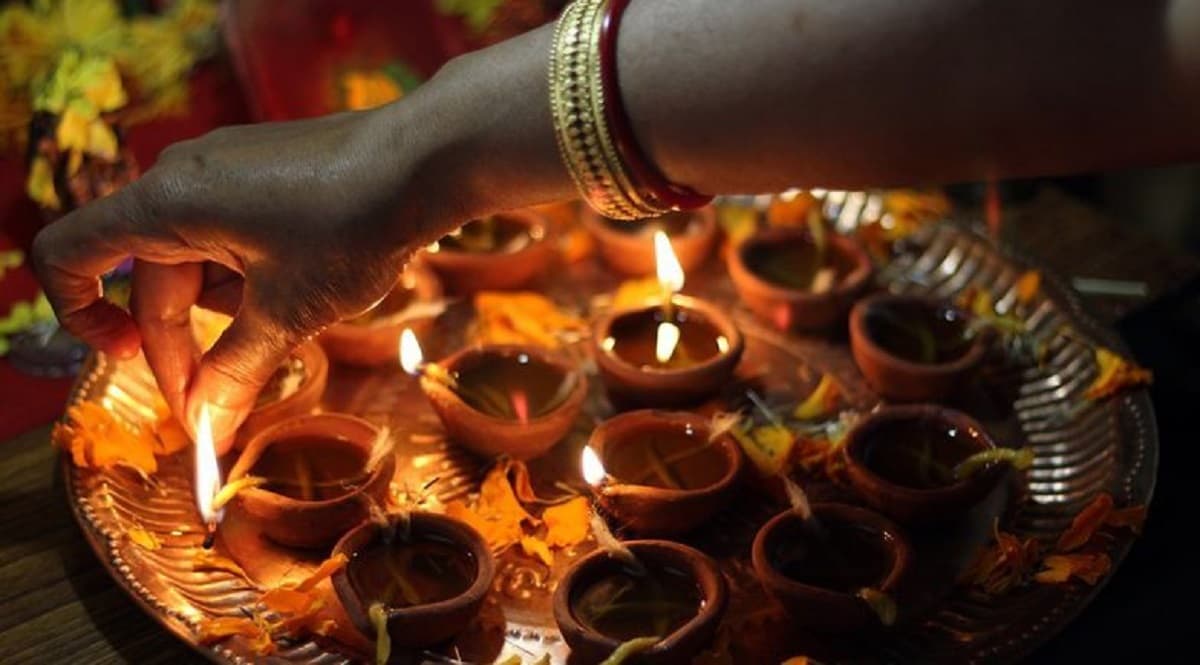 Diwali 2019 Narak Chaturdashi: श्रीकृष्ण की 14 हजार पटरानियों का राज! क्यों करती हैं इस दिन स्त्रियां सोलह श्रृंगार! Diwali 2019 Narak Chaturdashi: श्रीकृष्ण की 14 हजार पटरानियों का राज! क्यों करती हैं इस दिन स्त्रियां सोलह श्रृंगार!