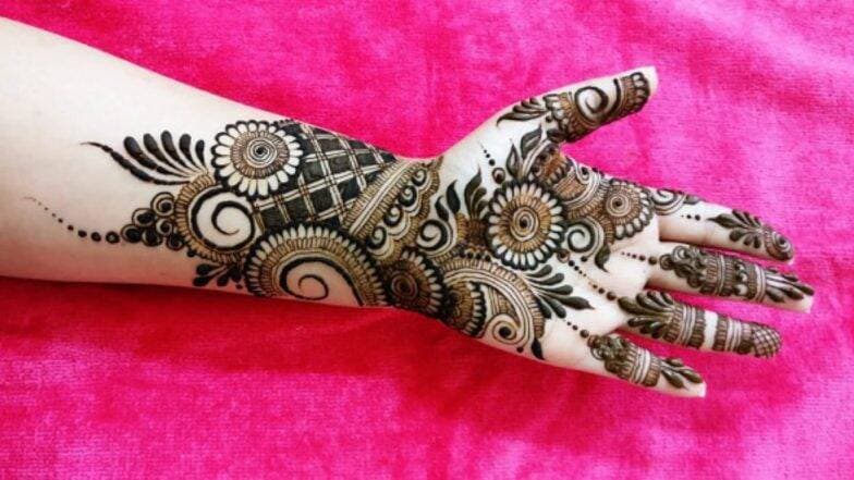 Diwali 2019 Mehndi Designs: दिवाली के खास पर्व पर अपने हाथों में रचाएं मेहंदी, लेटेस्ट और सुंदर डिजाइन्स के लिए देखें तस्वीरें और वीडियो