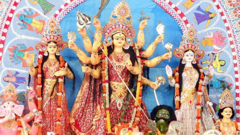 Durga Puja 2019: दूर्गा पूजा के दौरान बंगाली समुदाय के लोग खाते हैं मांसाहारी भोजन, जानिए क्या कहती है इससे जुड़ी मान्यताएं Durga Puja 2019: दूर्गा पूजा के दौरान बंगाली समुदाय के लोग खाते हैं मांसाहारी भोजन, जानिए क्या कहती है इससे जुड़ी मान्यताएं