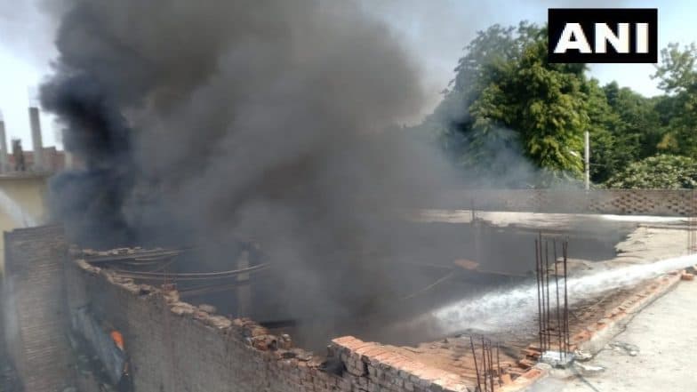 दिल्ली के शास्त्री पार्क में एक केमिकल गोदाम में लगी भीषण आग, कोई हताहत नहीं दिल्ली के शास्त्री पार्क में एक केमिकल गोदाम में लगी भीषण आग, कोई हताहत नहीं