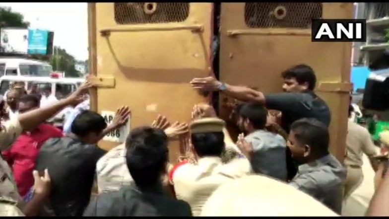 तेलंगाना: खुद को आग लगाने वाले TSRTC के चालक की मौत, विपक्षी दलों ने शुरू किया विरोध प्रदर्शन
