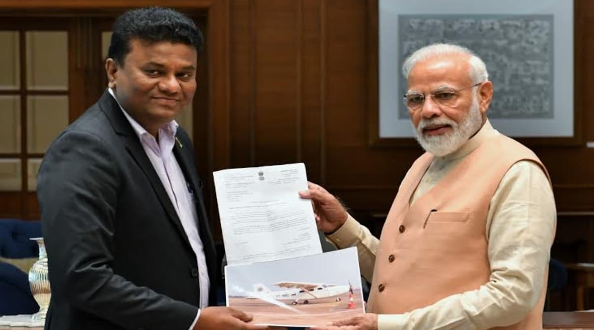 प्रधानमंत्री नरेंद्र मोदी ने स्वदेशी प्रायोगिक हवाई जहाज निर्माण करने वाले 'पायलट यादव' से की मुलाकात प्रधानमंत्री नरेंद्र मोदी ने स्वदेशी प्रायोगिक हवाई जहाज निर्माण करने वाले 'पायलट यादव' से की मुलाकात
