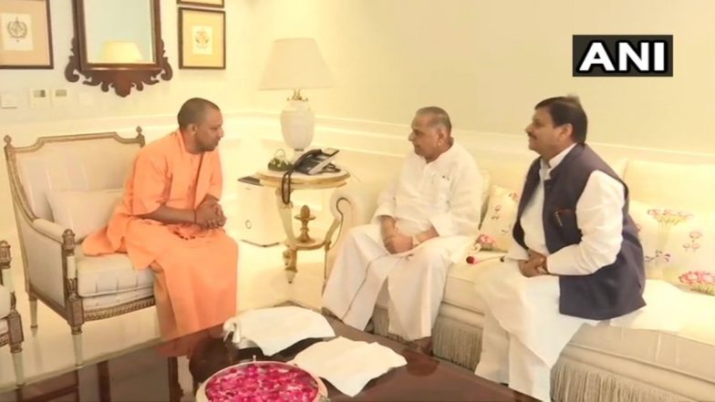 उत्तर प्रदेश: सीएम योगी आदित्यनाथ और मुलायम सिंह के बीच हुई मुलाक़ात, सियासी गलियारों में अटकलों का बाजार तेज