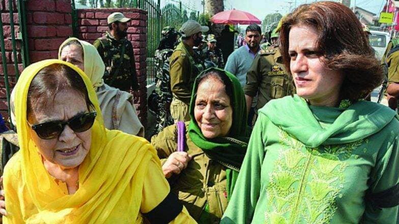 फारूक अब्दुल्ला की बहन और बेटी को कश्मीर पुलिस ने किया रिहा, आर्टिकल 370 हटाने के खिलाफ प्रदर्शन के दौरान हुई थी गिरफ्तार फारूक अब्दुल्ला की बहन और बेटी को कश्मीर पुलिस ने किया रिहा, आर्टिकल 370 हटाने के खिलाफ प्रदर्शन के दौरान हुई थी गिरफ्तार