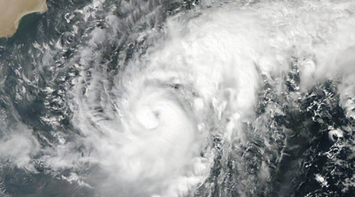 Cyclone Bulbul: बंगाल से टकराया चक्रवाती तूफान बुलबुल, दो लोगों की मौत, अलर्ट पर प्रशासन Cyclone Bulbul: बंगाल से टकराया चक्रवाती तूफान बुलबुल, दो लोगों की मौत, अलर्ट पर प्रशासन