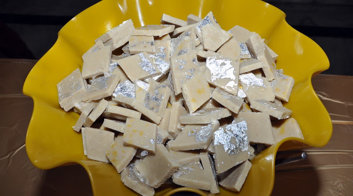 Diwali Special Kaju Katli: इस दिवाली घर में ही बनाएं स्वादिष्ट काजू कतली, जानें सामग्री और बनाने की विधि Diwali Special Kaju Katli: इस दिवाली घर में ही बनाएं स्वादिष्ट काजू कतली, जानें सामग्री और बनाने की विधि