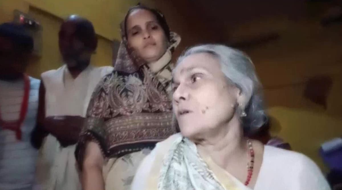 कमलेश तिवारी हत्याकांड: मां कुसुम तिवारी ने कहा- हत्या के मुख्य आरोपी अशफाक पठान और मोइनुद्दीन हुसैन को फांसी दो कमलेश तिवारी हत्याकांड: मां कुसुम तिवारी ने कहा- हत्या के मुख्य आरोपी अशफाक पठान और मोइनुद्दीन हुसैन को फांसी दो