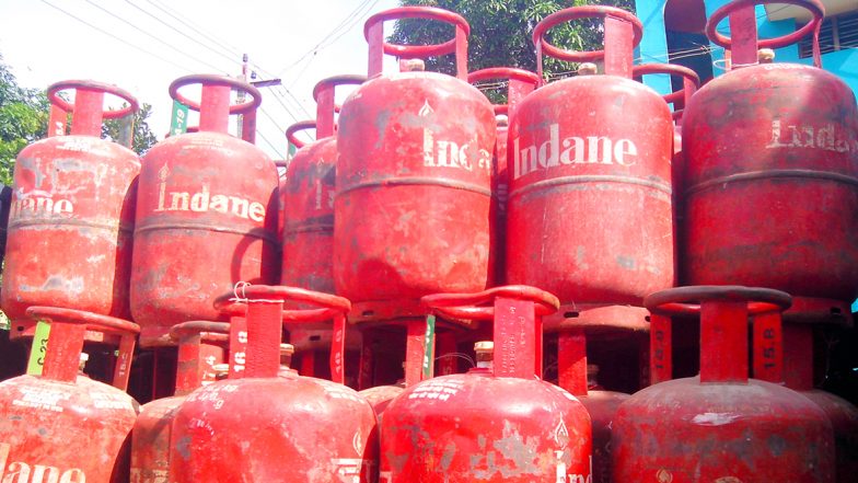 LPG Cylinder Price: नए साल के पहले दिन ही महंगाई का झटका, जानें कितने बढ़े LPG  के दाम